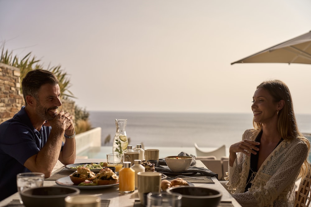 Ios Grand Pool Suites 38/50