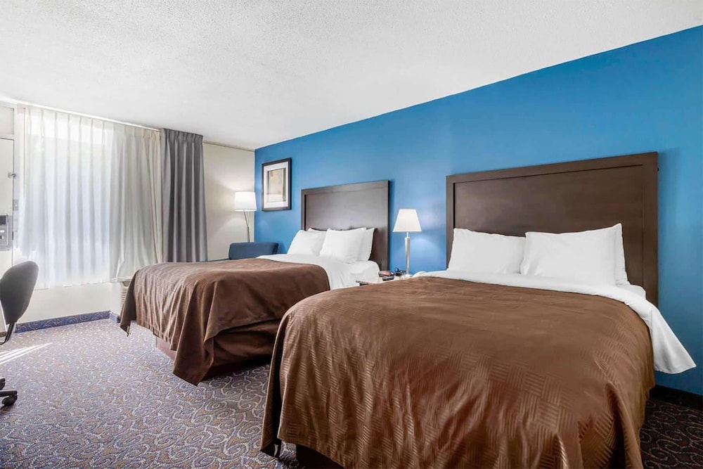 Days Inn and Suites by Wyndham Oxford 7/27