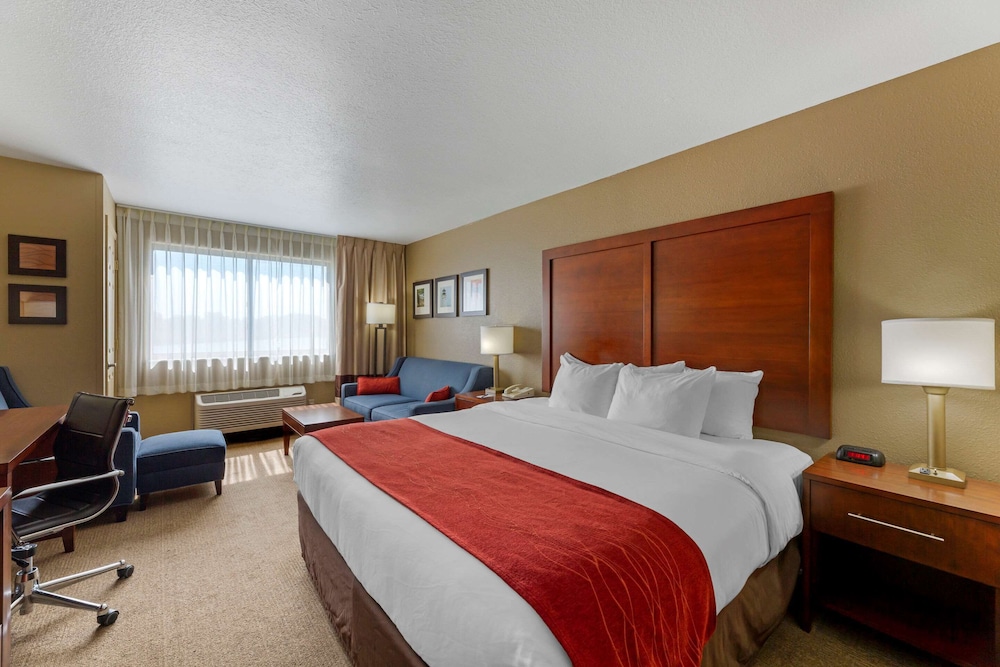 غرفة قياسية بسرير كينج بإطلالة على النهر مع أريكة، Comfort Inn River's Edge 6/10