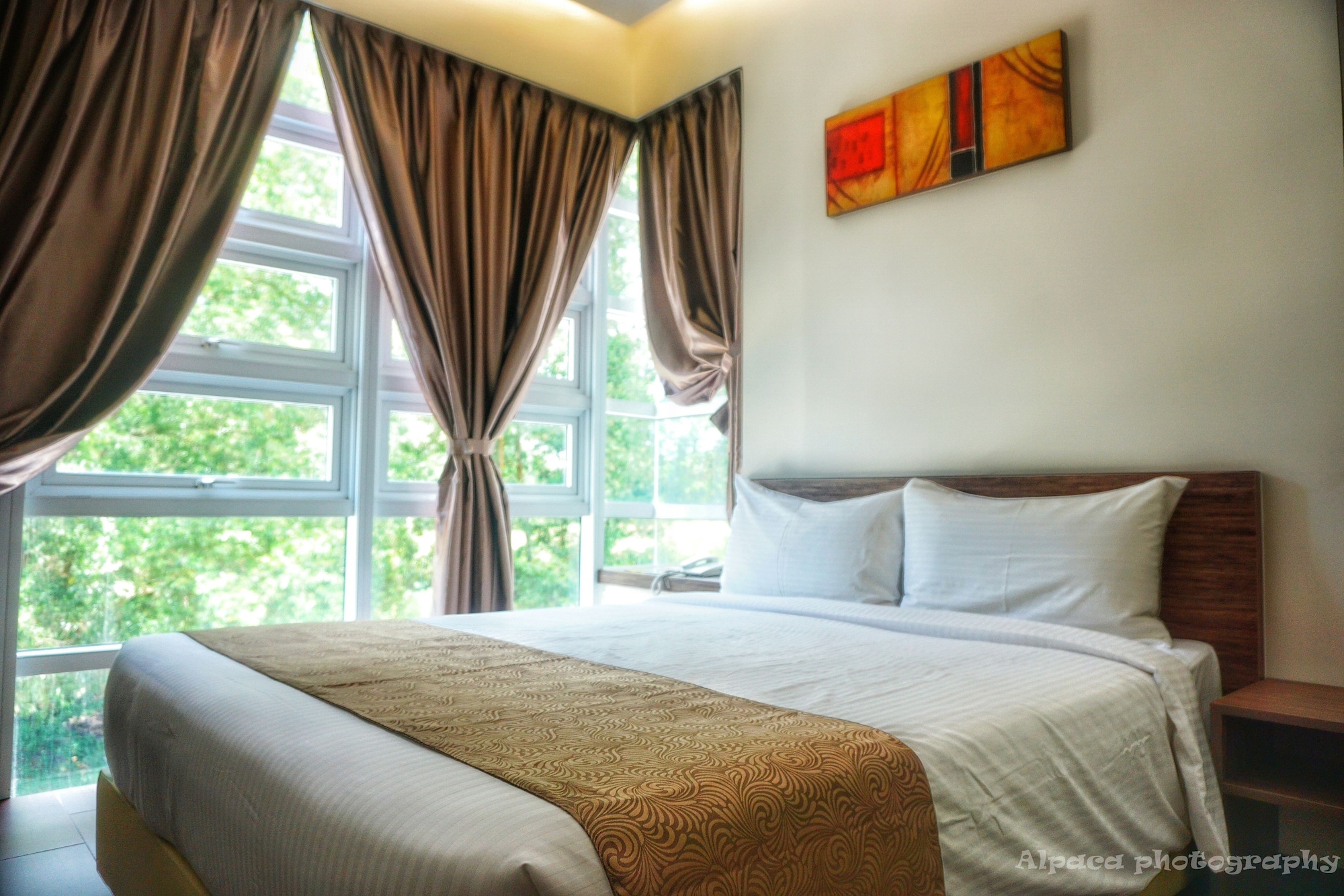 DELUXE, QUEEN BED