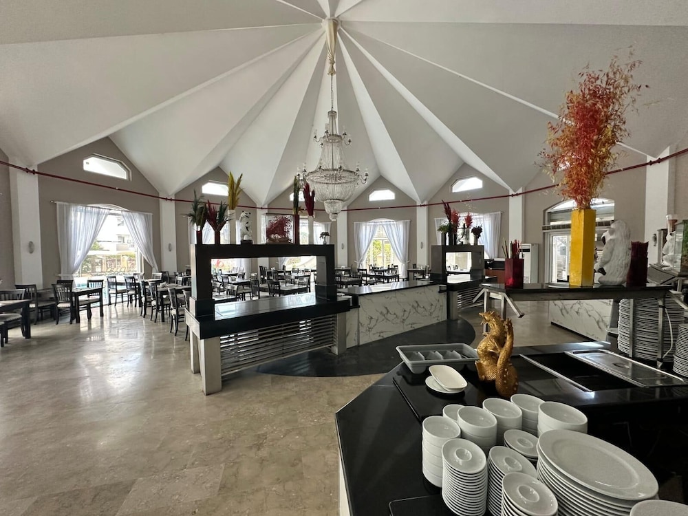Larissa Inn 42/50