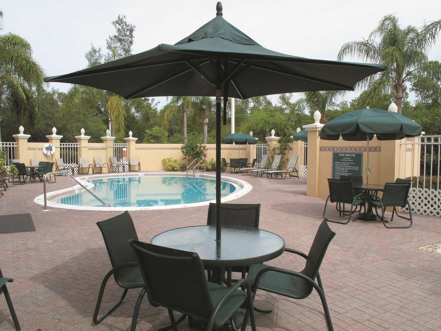 La Quinta Inn Suites By Wyndham Naples Downtown 44/48