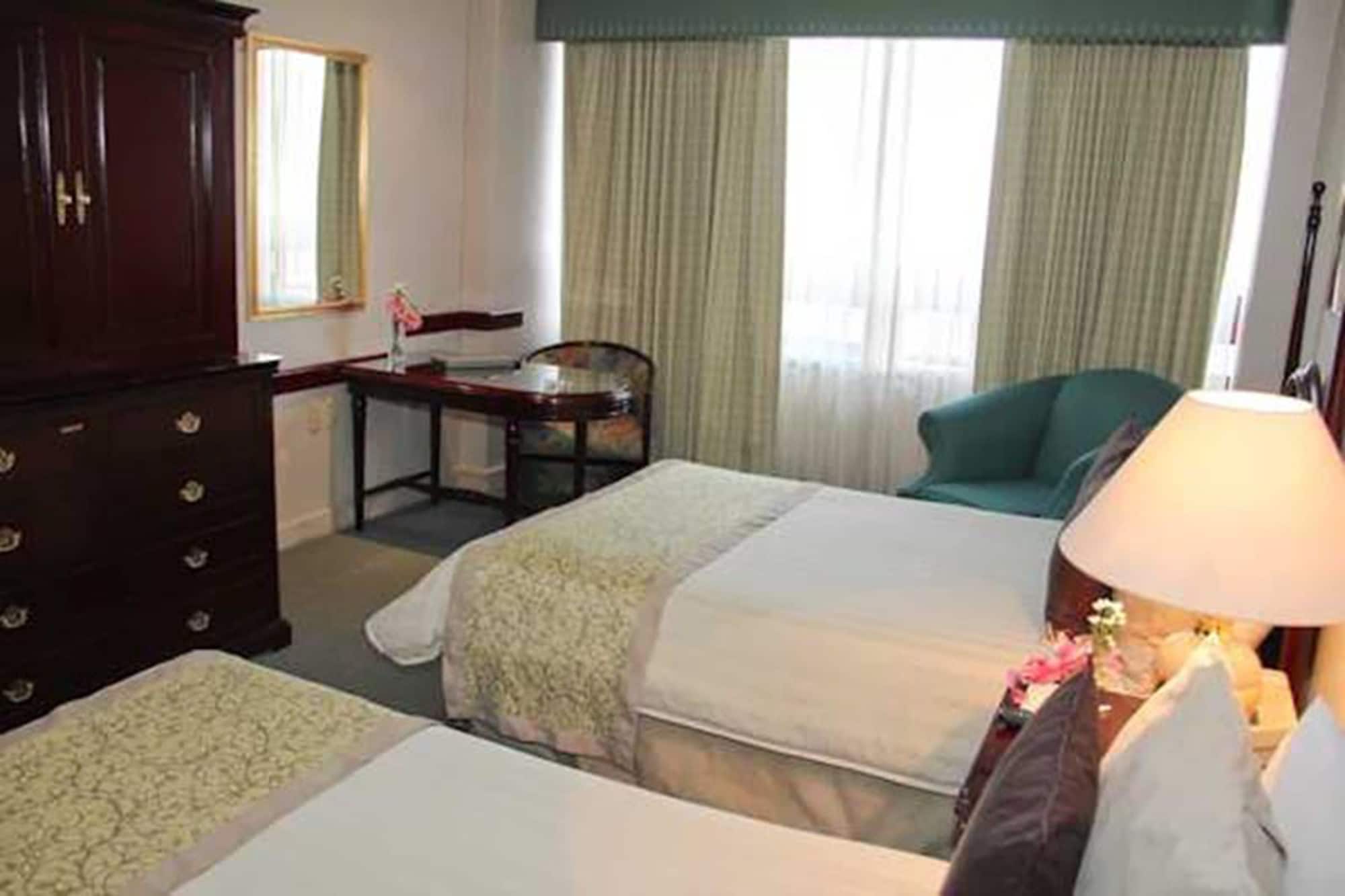 DELUXE, 2 DOUBLE BEDS