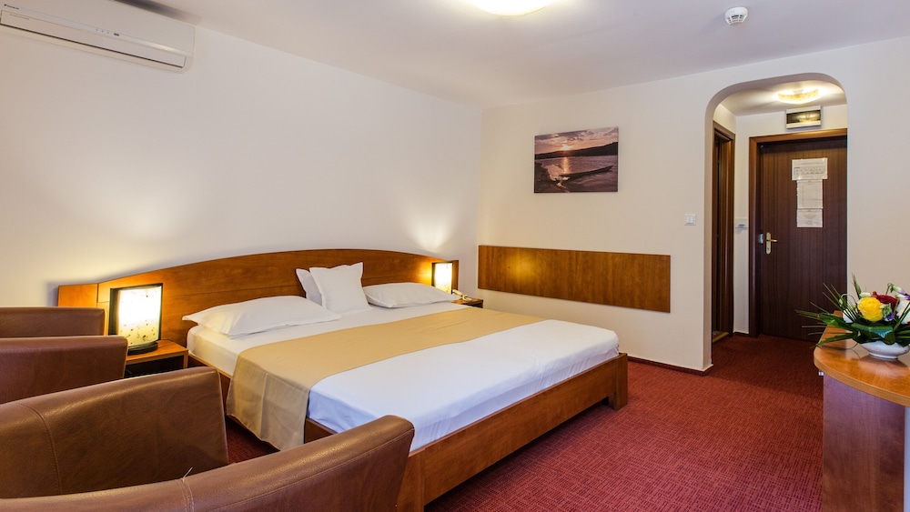 Herastrau Hotel 8/47