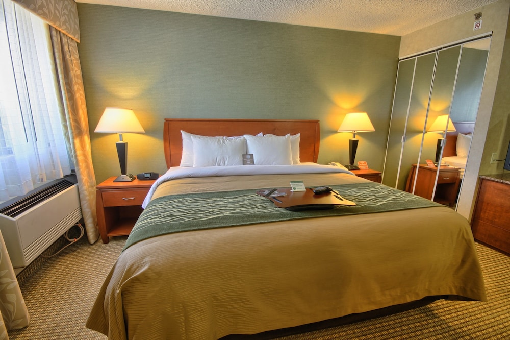 Spark by Hilton Dearborn Detroit 12/31