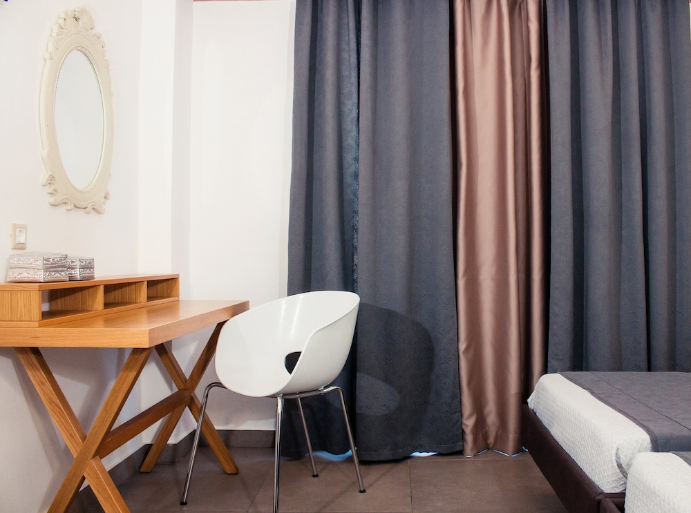 Malibu Boutique Studios 50/50