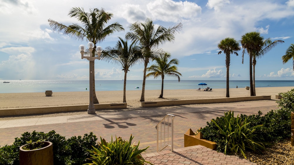 Riptide Oceanfront Hotel 42/72