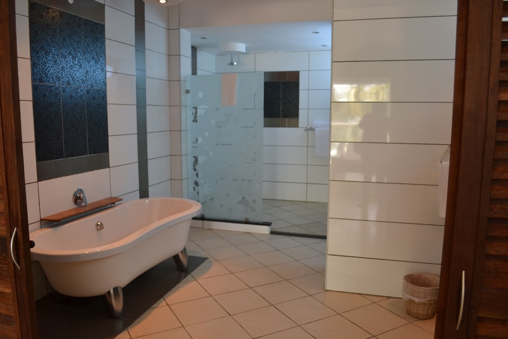 Cowrie Shell Beach Apartments 50/50
