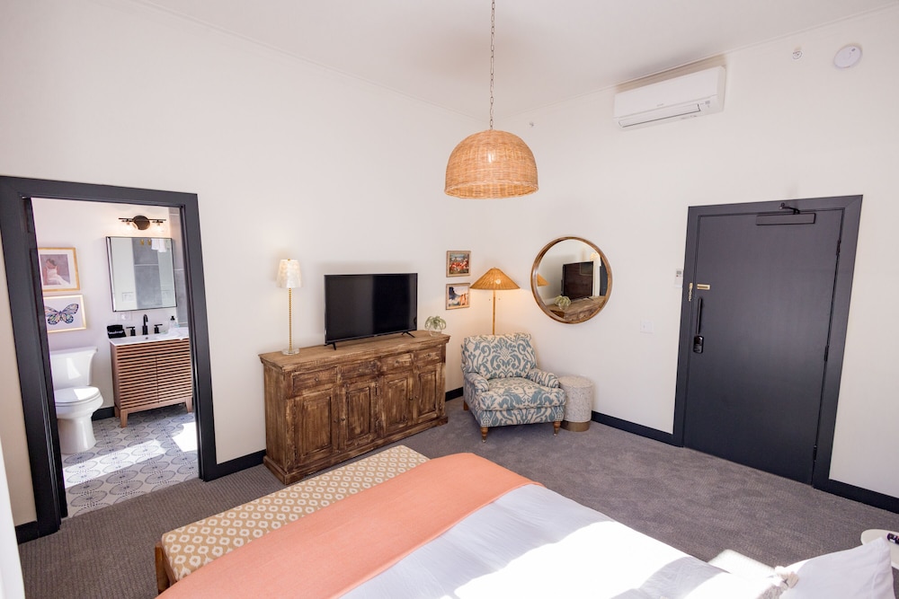 Speakeasy Suites 5/50