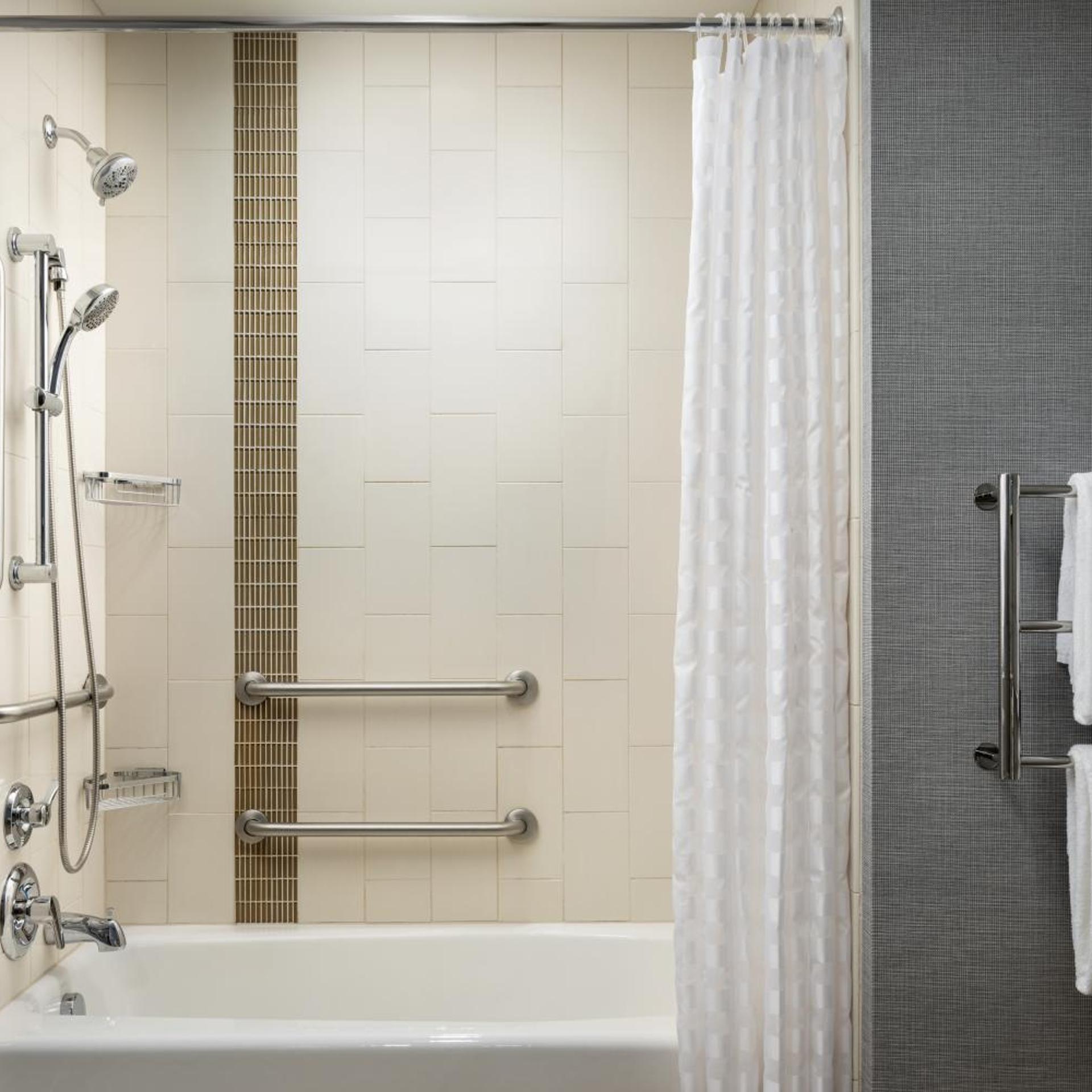 غرفة بسريرين كوين مع أريكة لذوي الإعاقة، Hyatt Place Canton 2/2