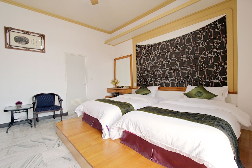 Tau Tau Chu Hotel 29/66