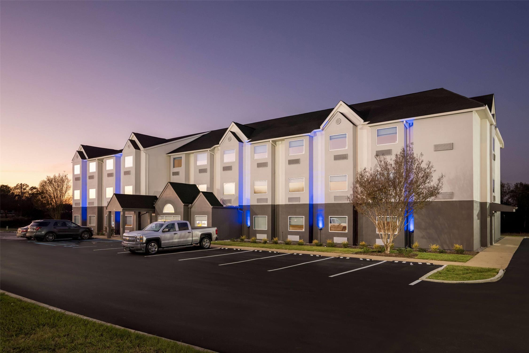 Days Inn & Suites by Wyndham Brandon Amphitheater 27/27