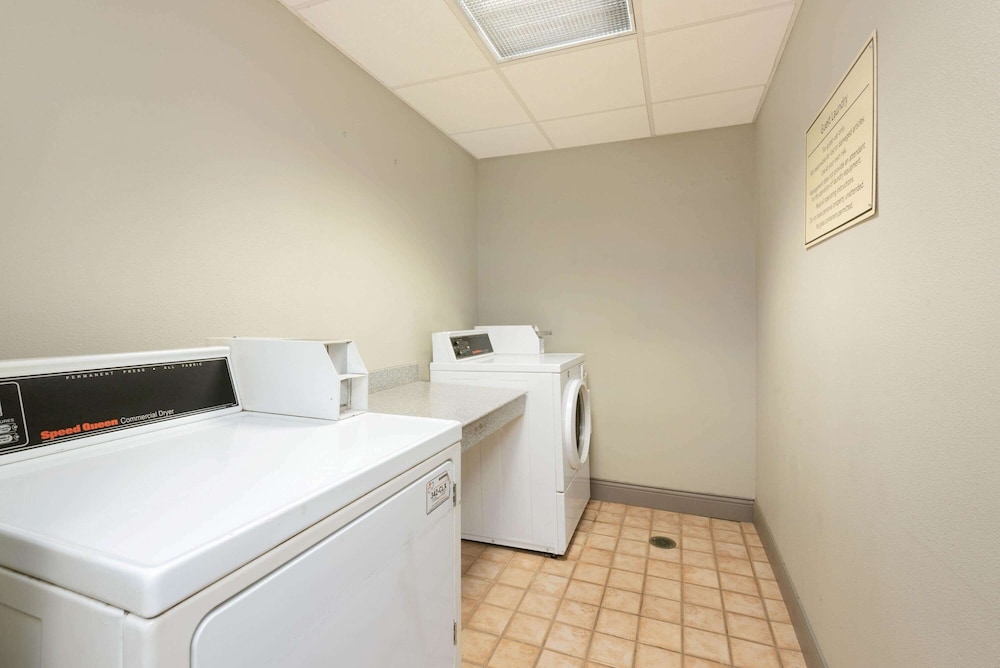 La Quinta Inn & Suites by Wyndham Cleveland Macedonia 19/47