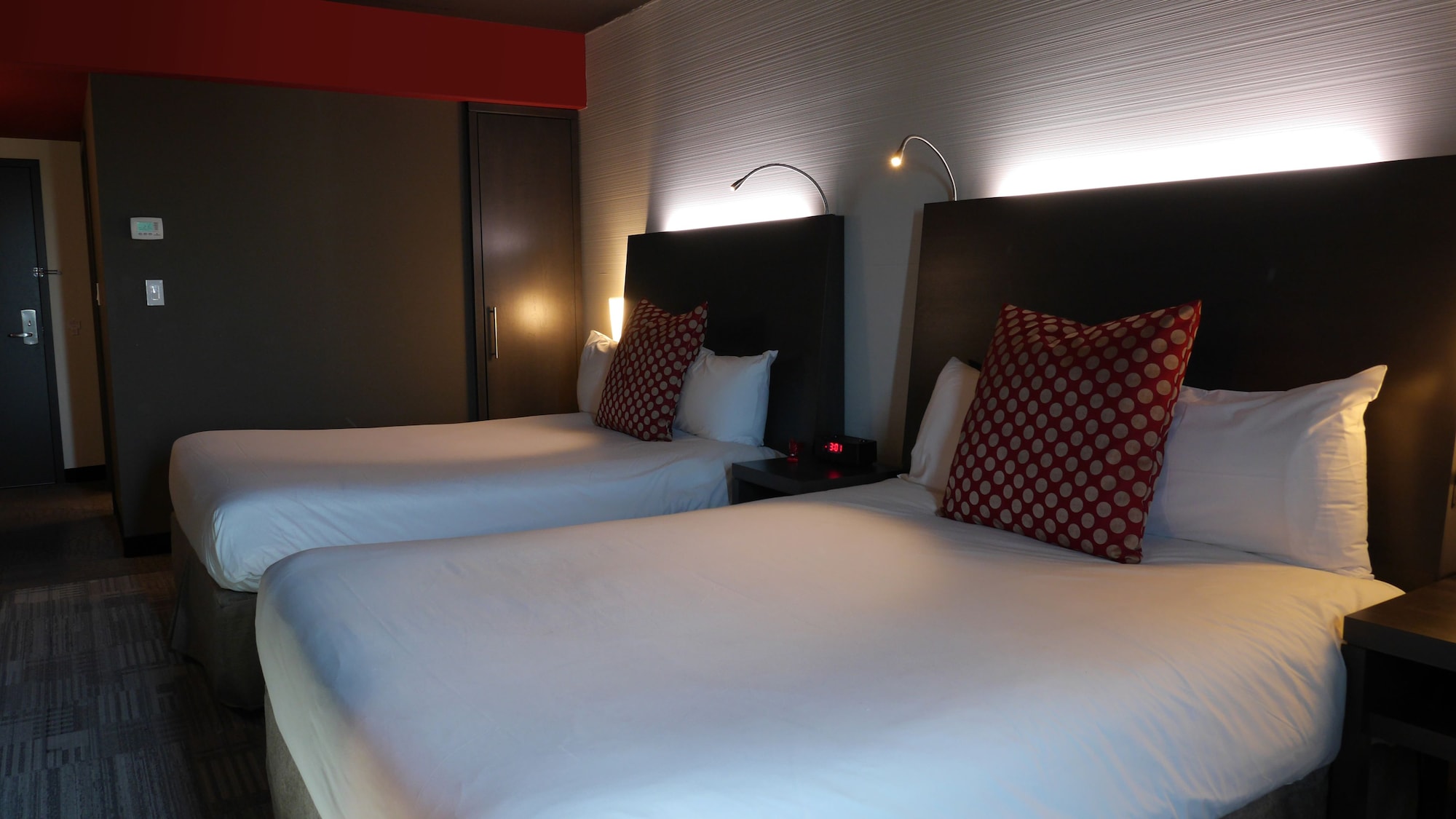 COMFORT, QUEEN BED