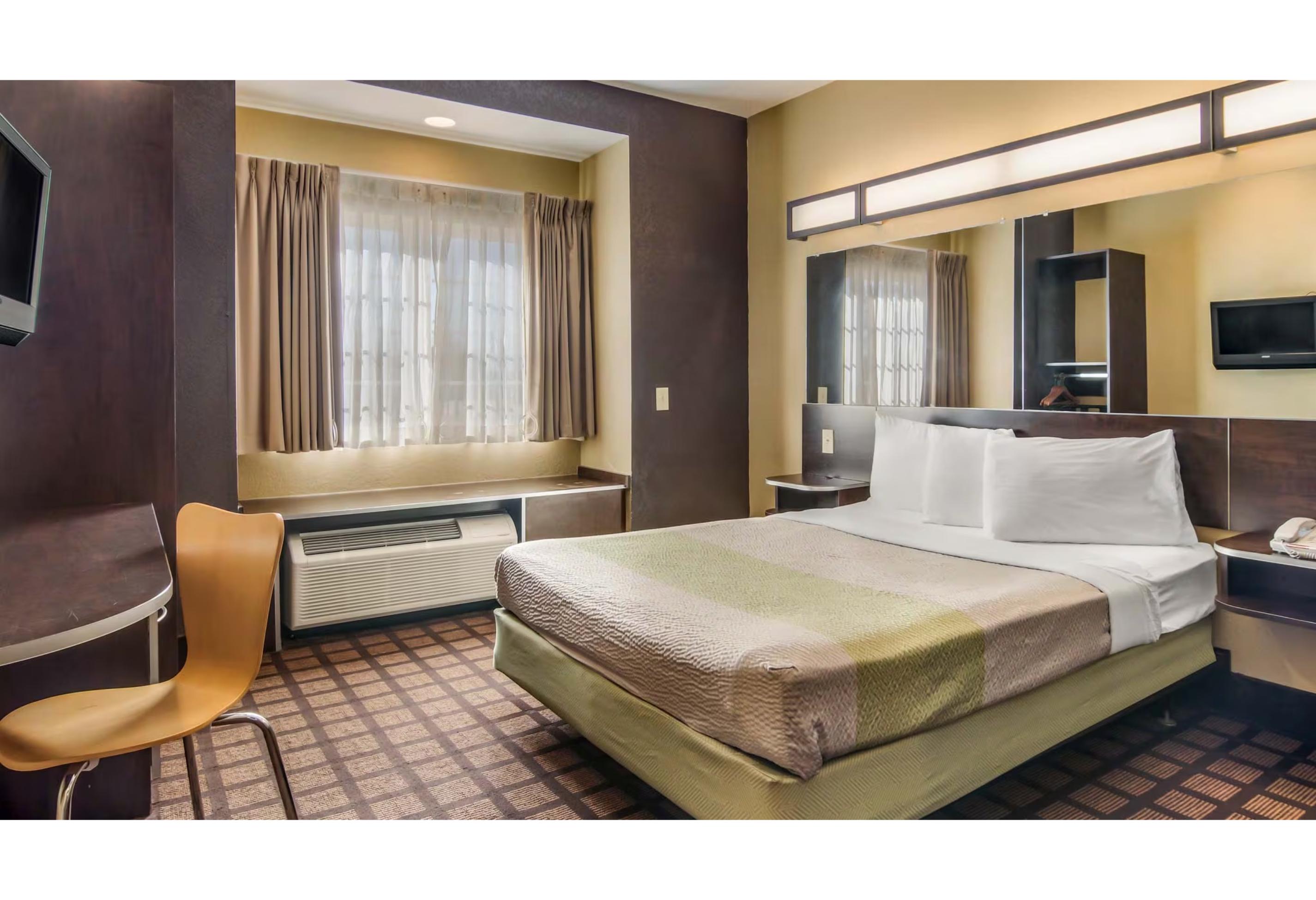 1 Queen Bed - Non-Smoking, Micfridge