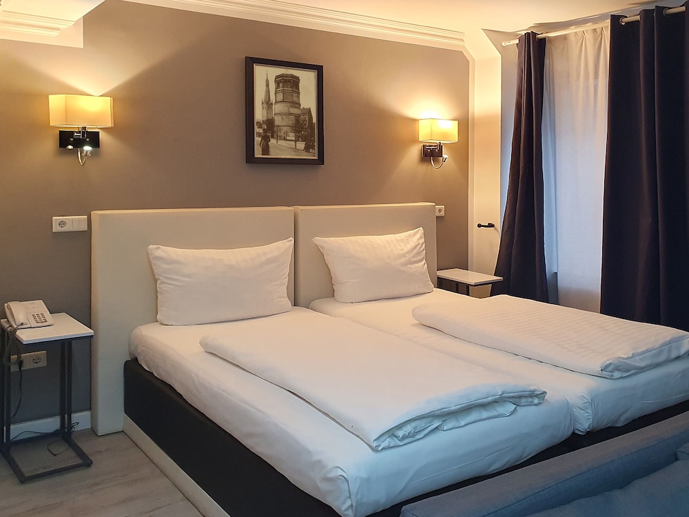 ROOM, DOUBLE BED