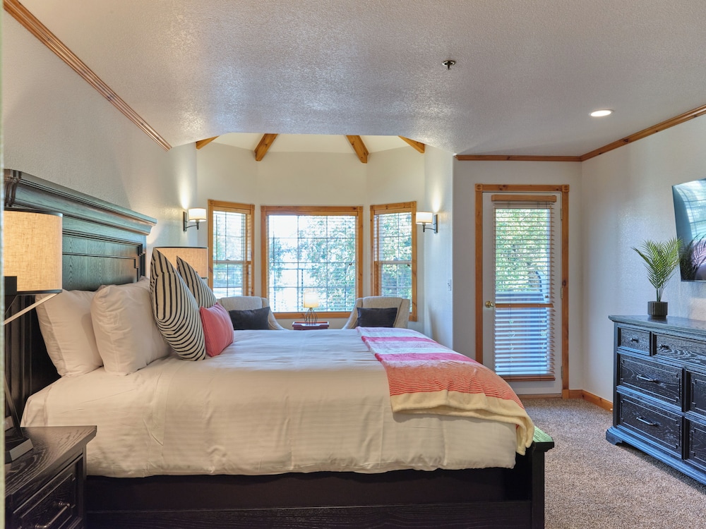 4 Bedrooms, Town House, King Bed, Sofa