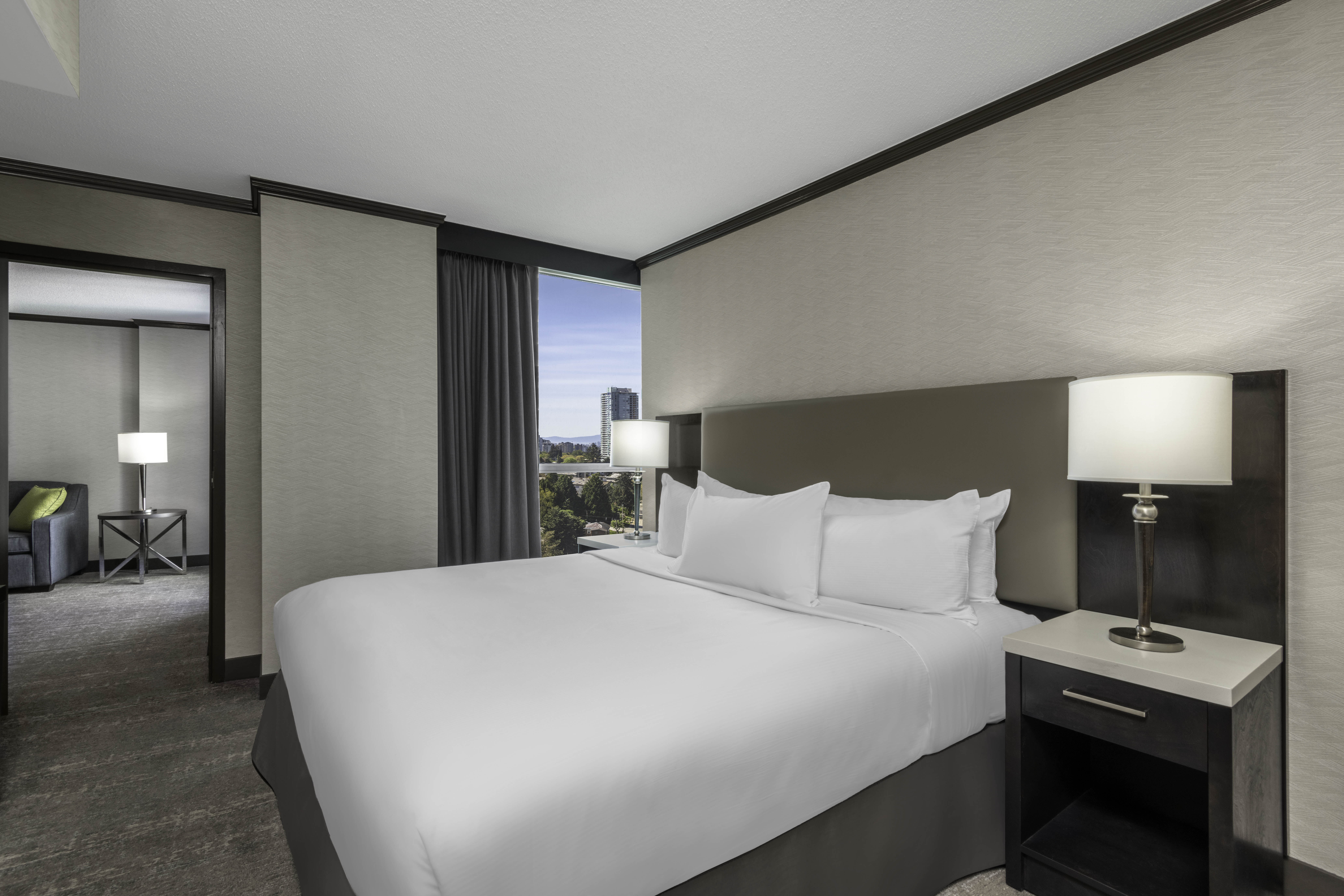 2 ROOMS, SUITE, KING BED, LIVING AREA, HIGH FLOOR