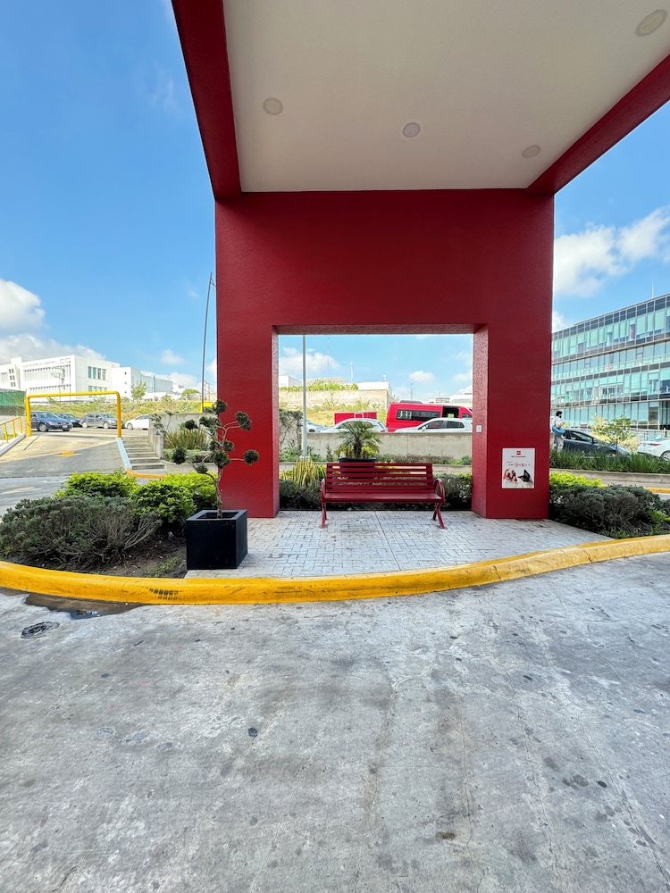 Ibis Queretaro 46/50