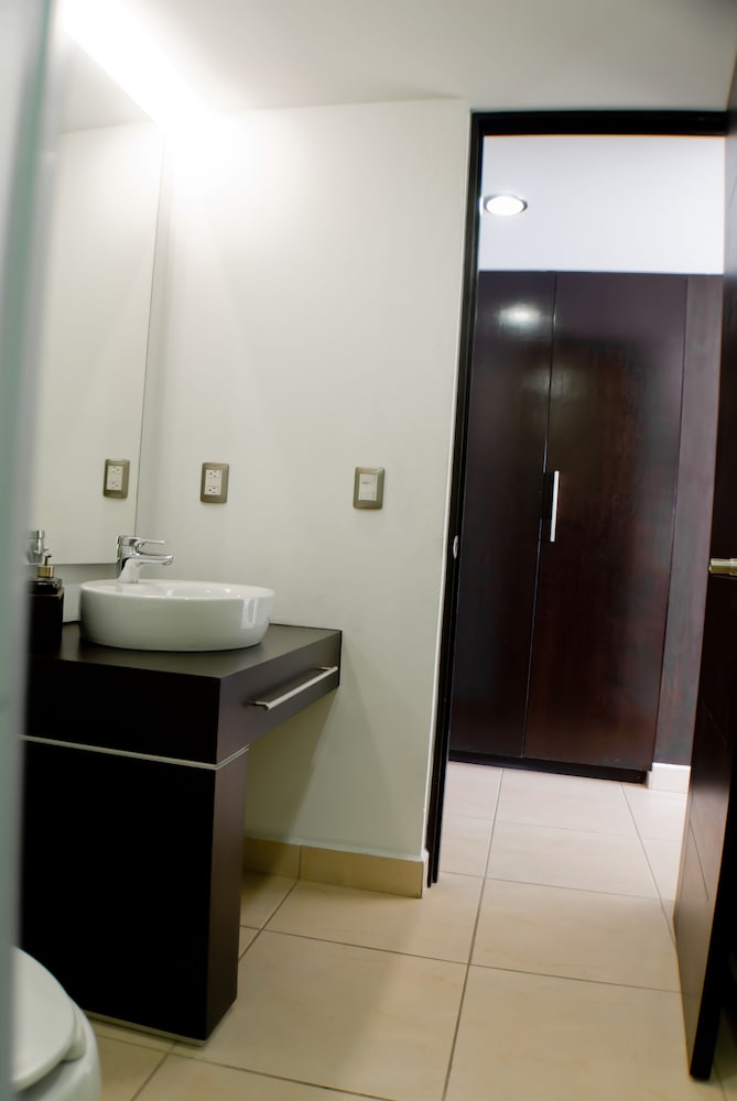 Ramada by Wyndham Acapulco Hotel and Suites 34/61
