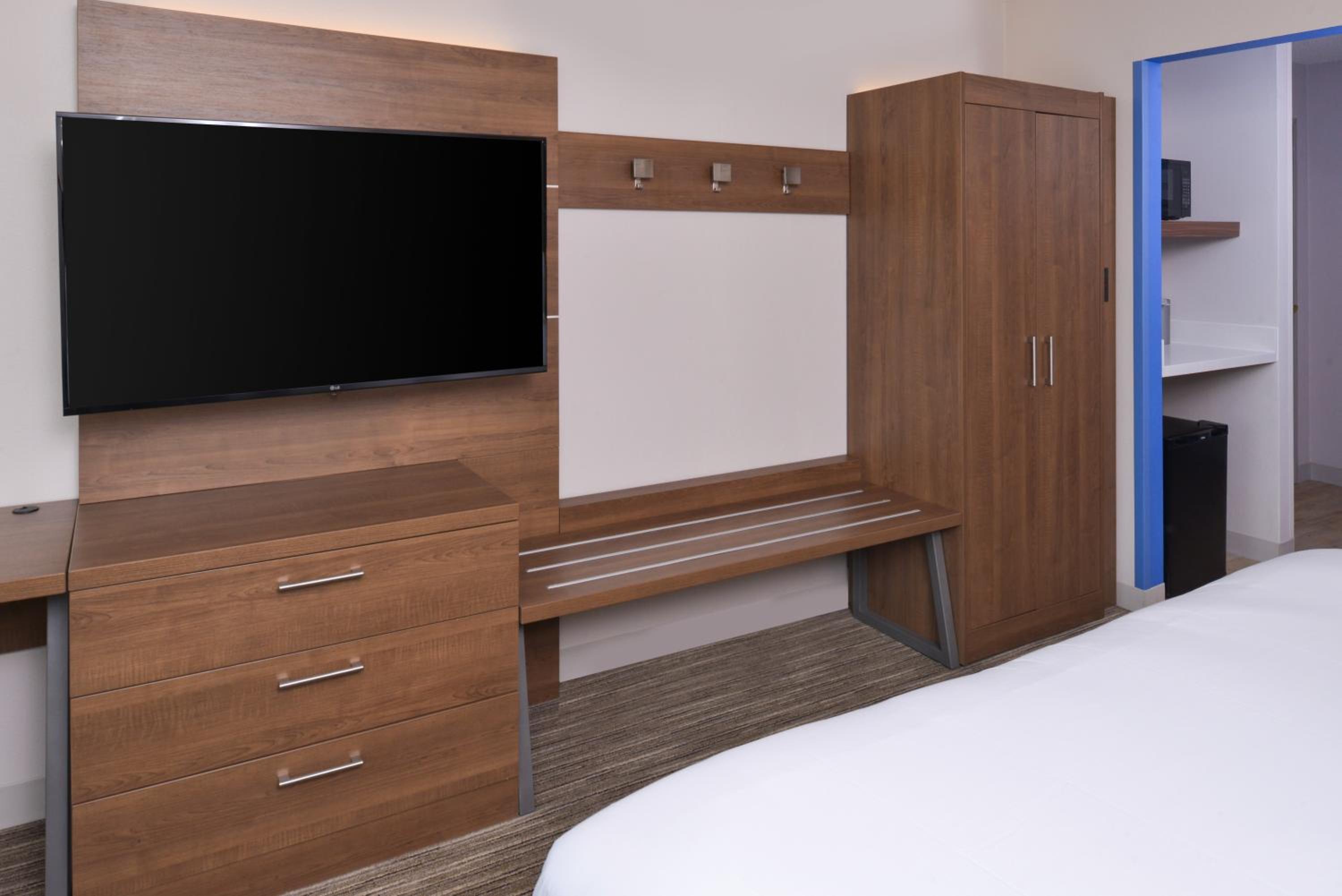 Suite, King Bed, Sofa, Holiday Inn Express And Suites Omaha 120th And Maple 2/2
