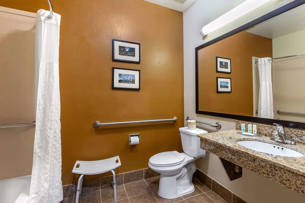 Quality Suites Addison-Dallas 17/42
