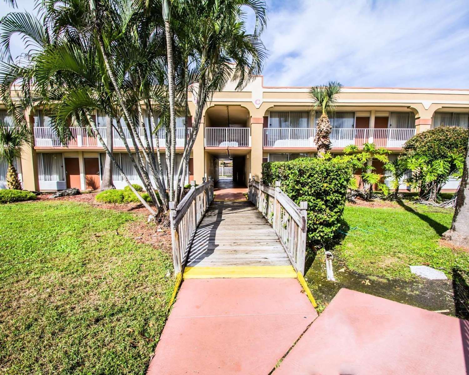ISLAND HOTEL of Space Coast 45/46