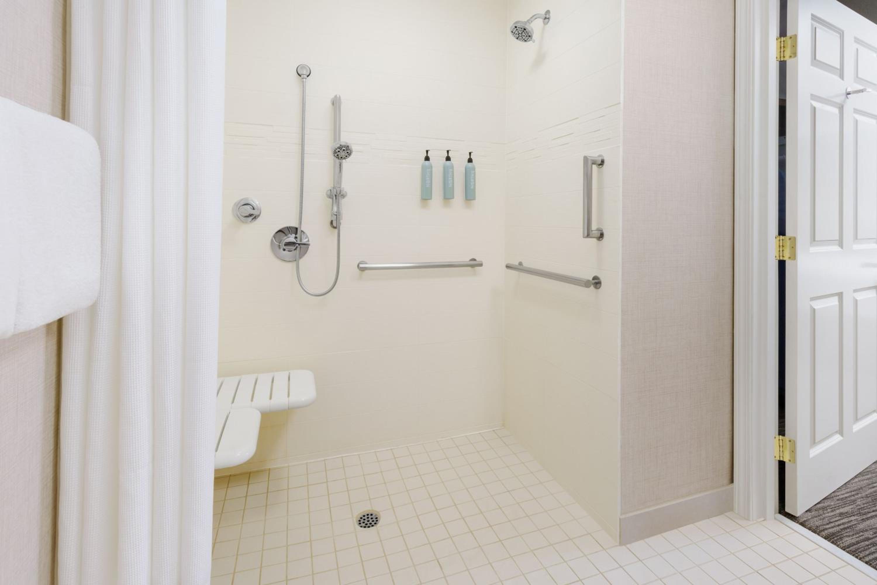جناح بغرفتي نوم مع أريكة، Residence Inn Salinas Monterey 5/6