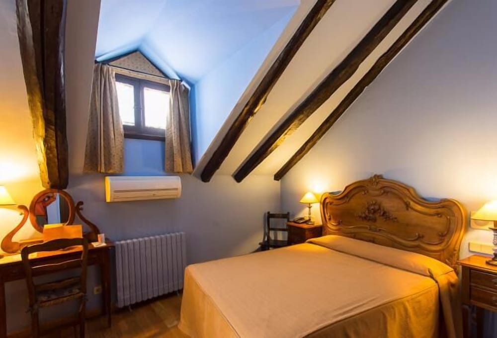 ROOM, DOUBLE OR TWIN BED