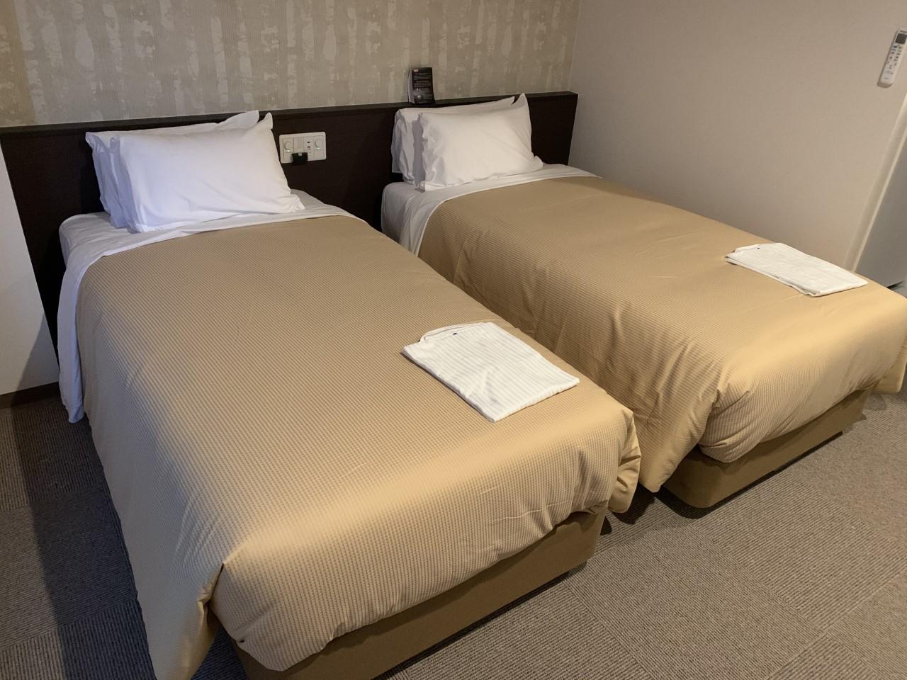 ROOM, TWIN BEDS