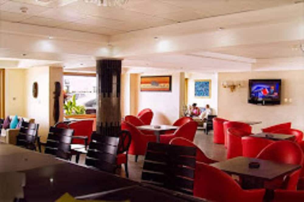 THE ISLAND HOTEL 33/39
