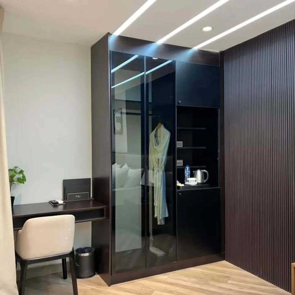 Iris Hotel 7/50