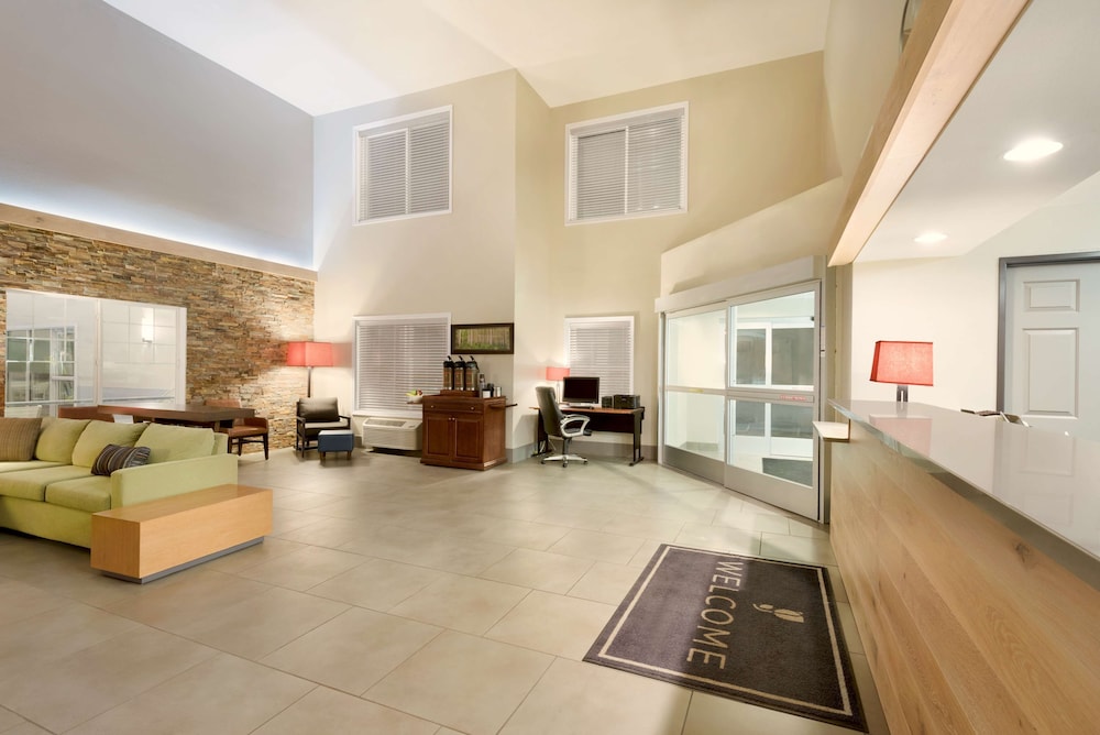 Country Inn & Suites by Radisson, Chippewa Falls, WI 17/25
