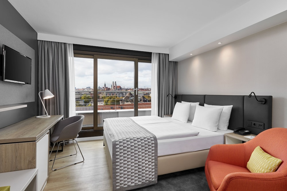 Standard, Queen Bed, City View