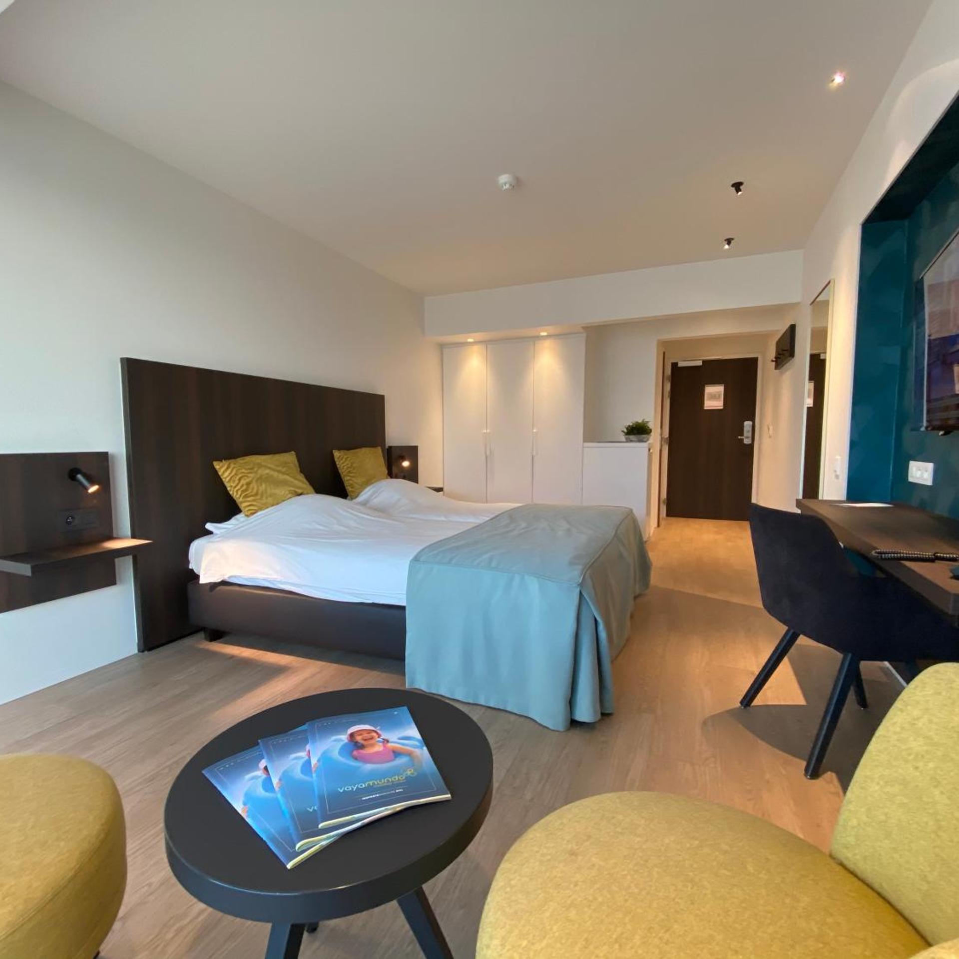 Room, Twin Beds, Lateral Side Sea View