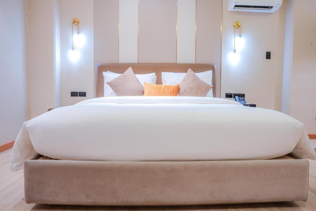 Sunday Belajandro Hotel 12/44