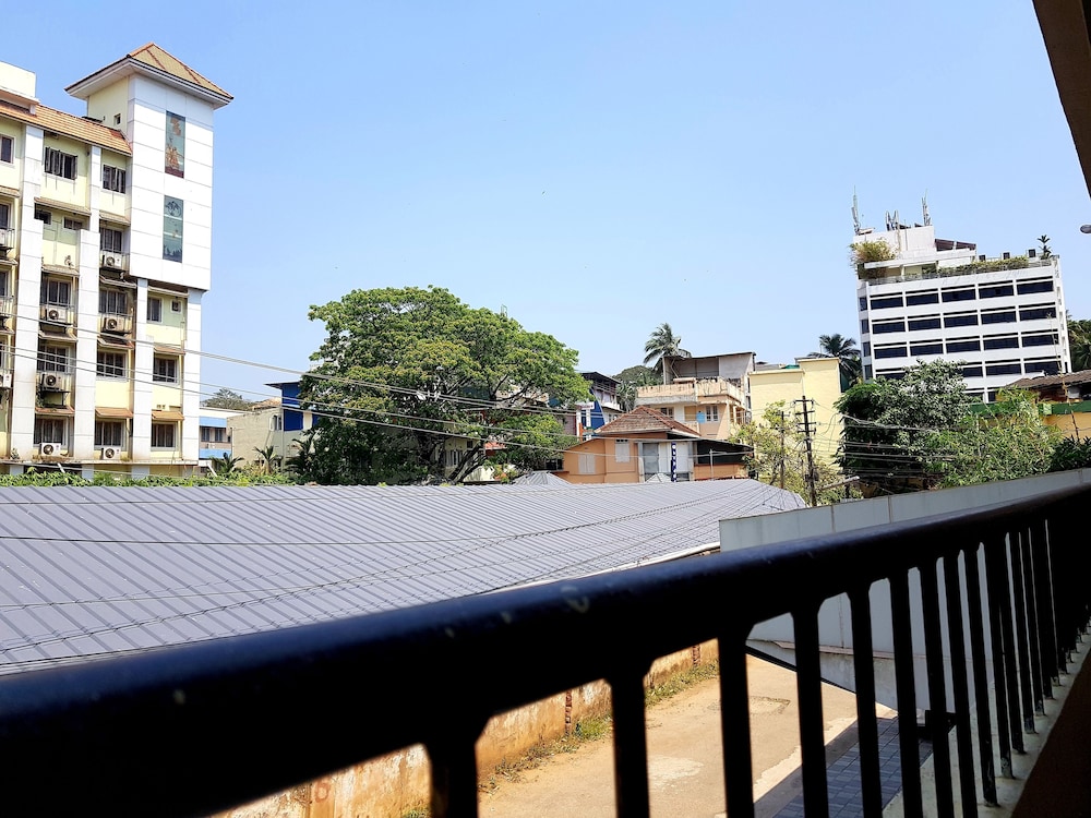 Hotel Keerthi 28/29