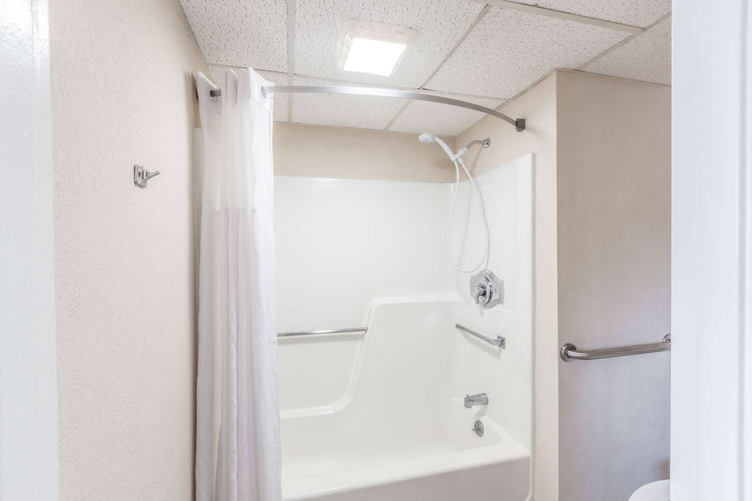Days Inn by Wyndham Syracuse 10/10