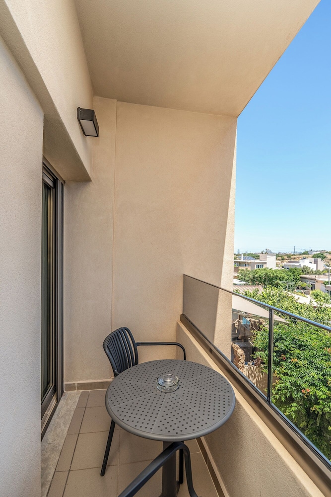 Erato Hotel 39/68