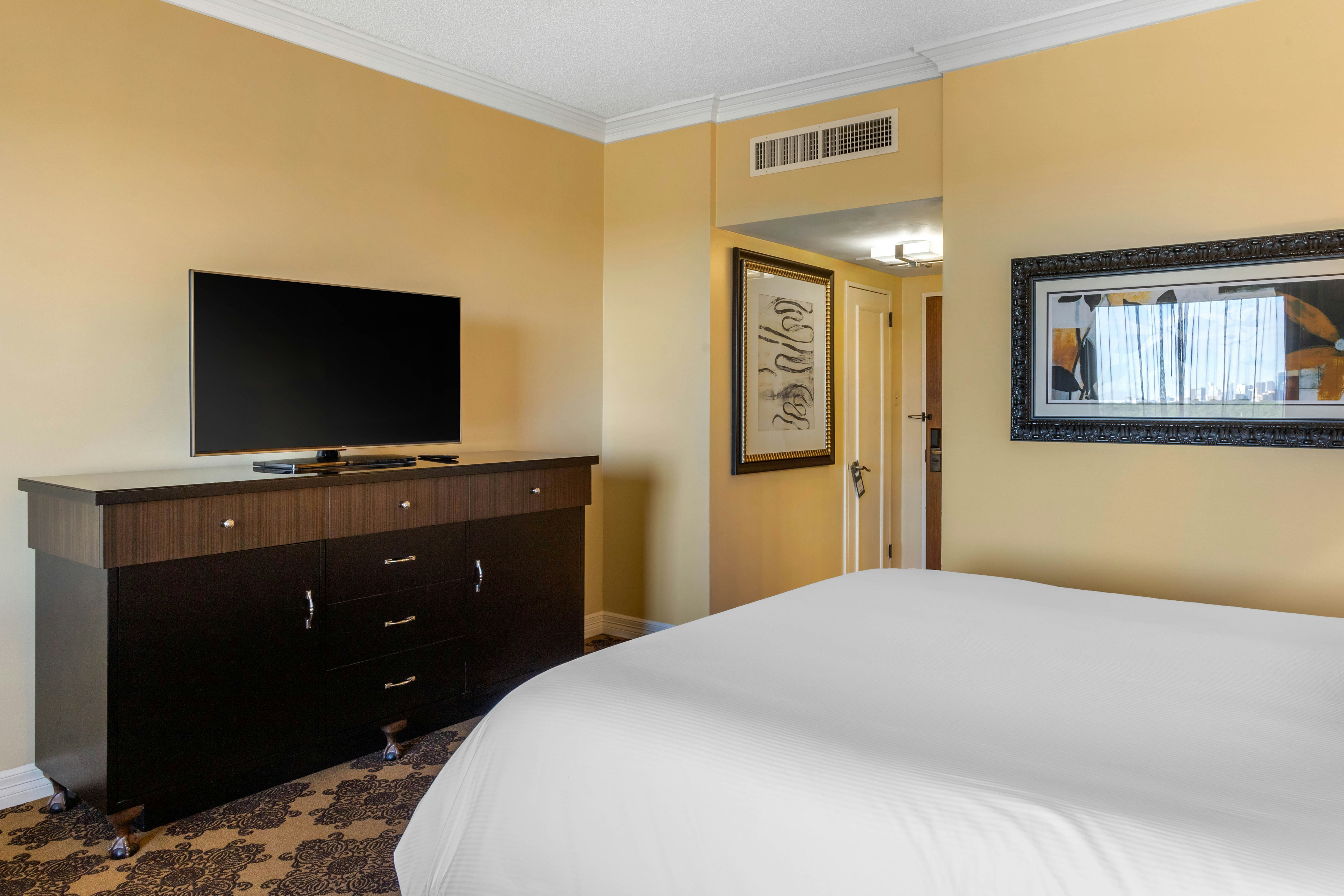 Omni Houston Hotel 24/86