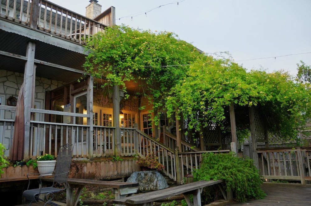 Equinox Inn at Biscuit Hill 2/65
