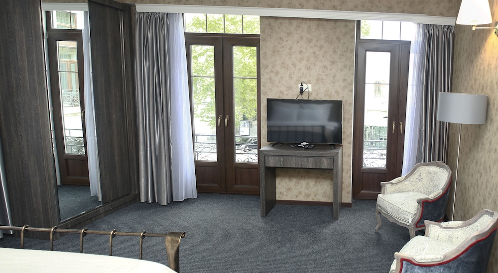 Redline Hotel 61/71