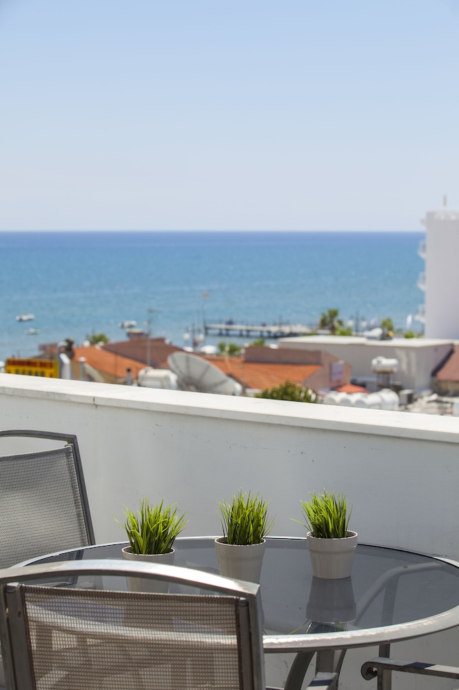 ibis Styles Larnaca Finikoudes Beach 28/32