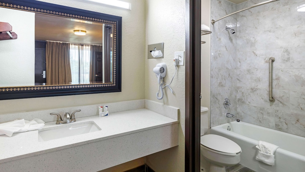 Magnuson Grand Hotel and Conference Center Tyler 12/59