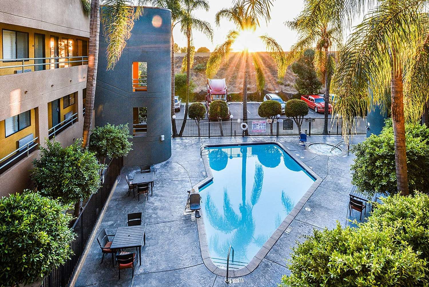 Travelodge By Wyndham Commerce Los Angeles Area 12/16