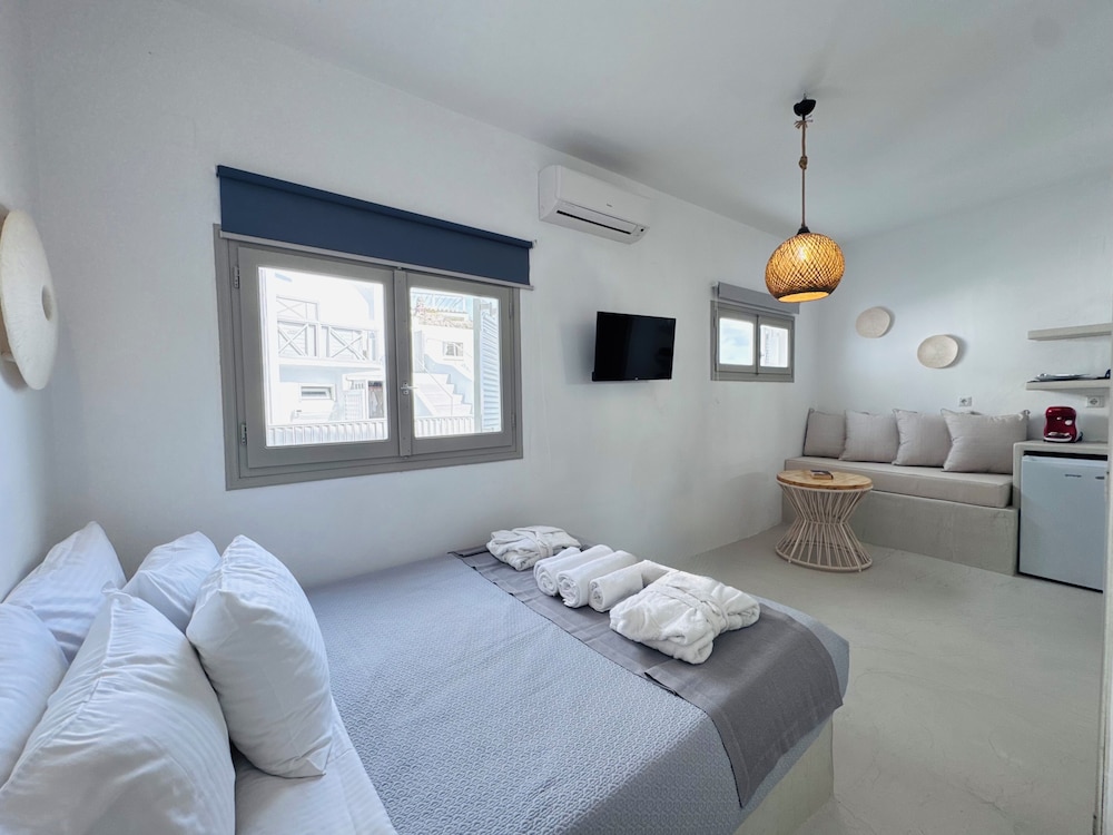 SUPERIOR, STUDIO, JETTED TUB