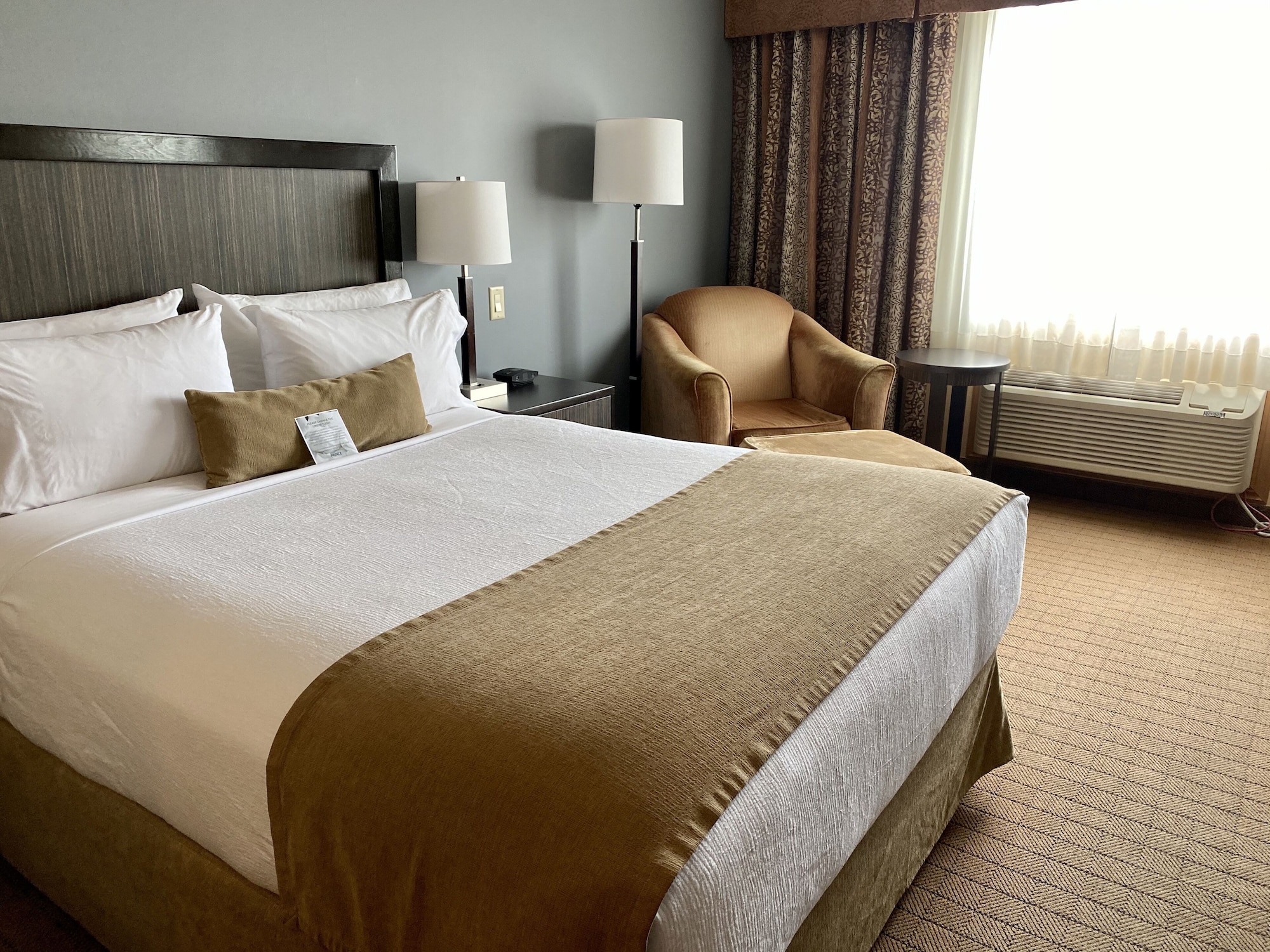 Room, 2 Queen Beds, 1.5 Bathrooms