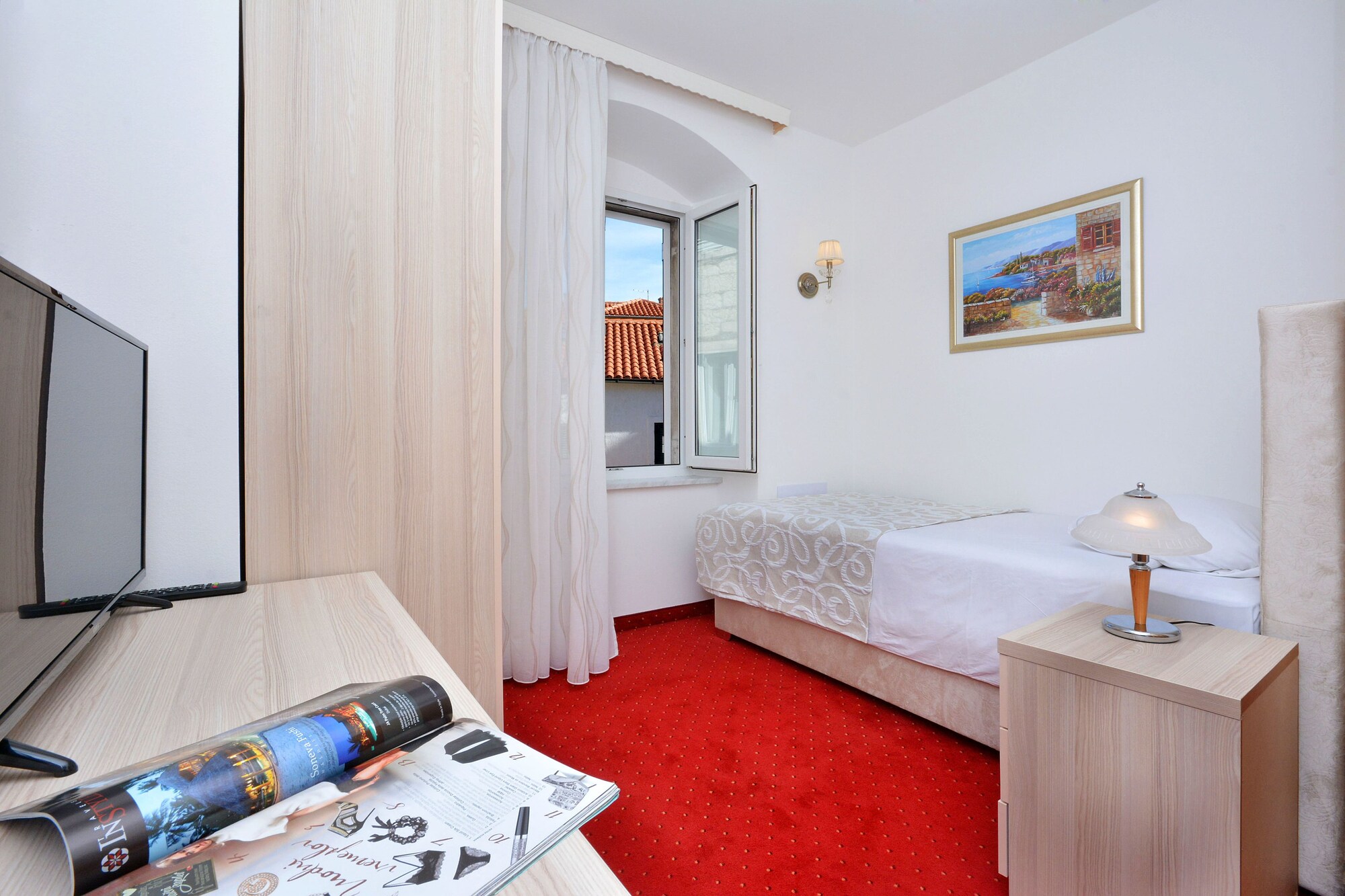ROOM, SINGLE