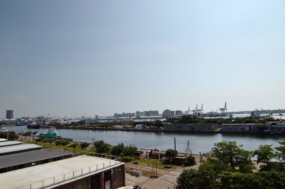 City Suites Kaohsiung Chenai 47/53