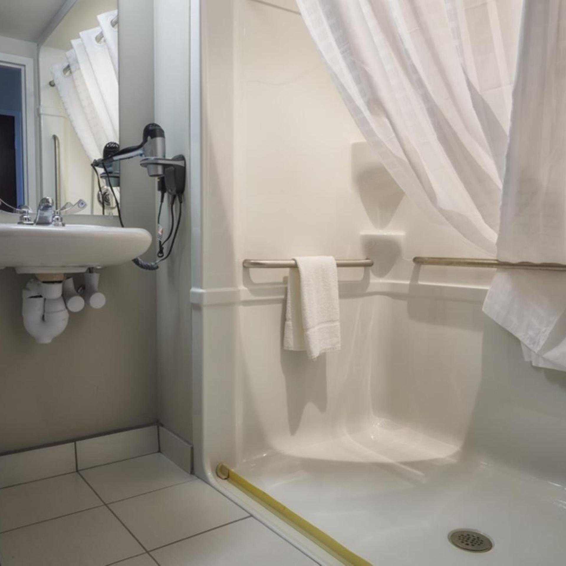 غرفة ديلوكس بسريرين كوين لذوي الإعاقة، Microtel Inn & Suites By Wyndham Sault Ste. Marie 10/10